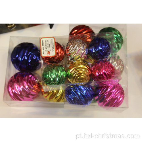 Enfeite de bola de Natal de cores sortidas com desenhos ondulados